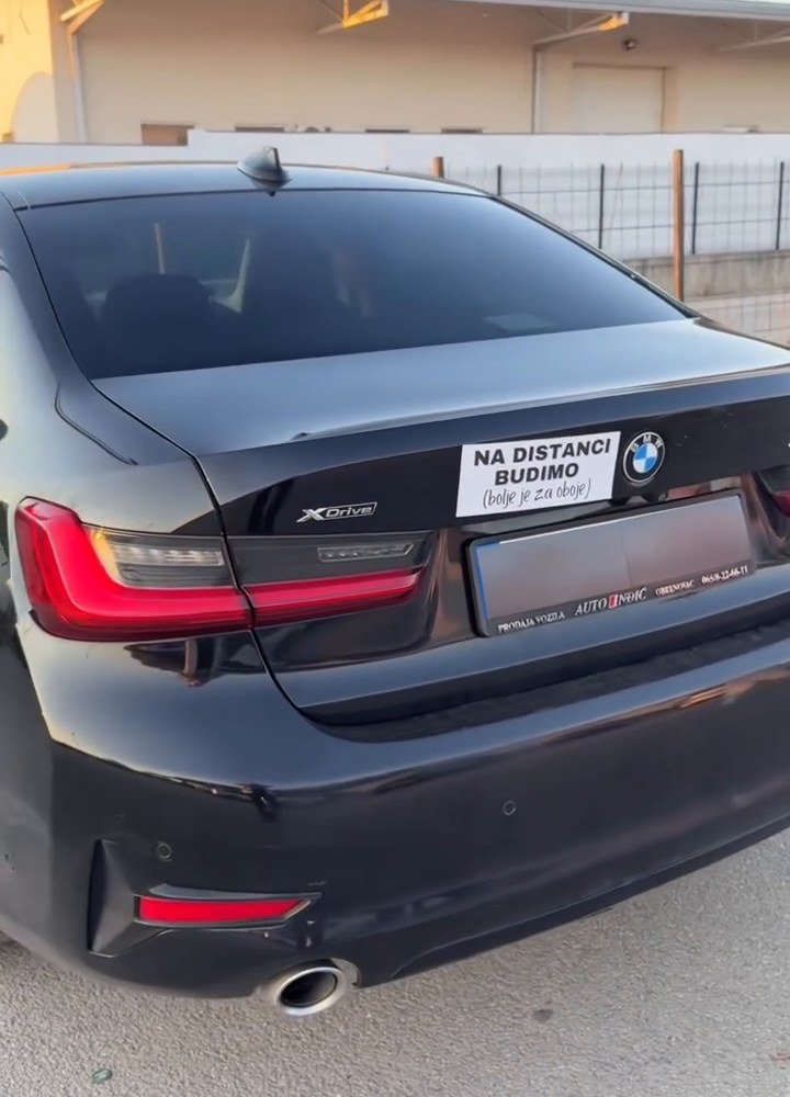 Tabla na gepeku crnog BMW-a
