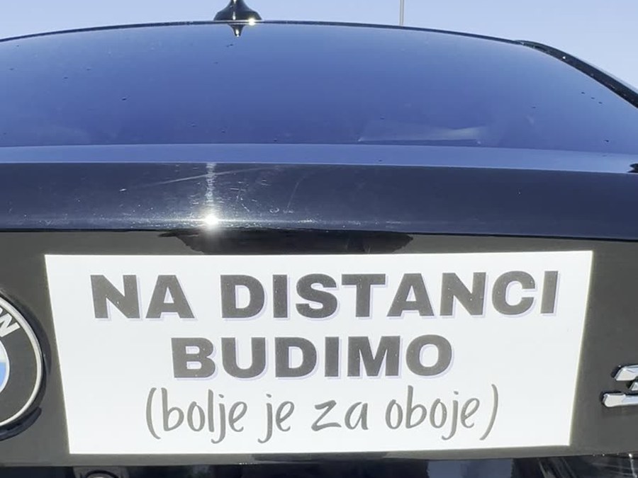 Na distanci budimo (bolje je za oboje) — bela na autu