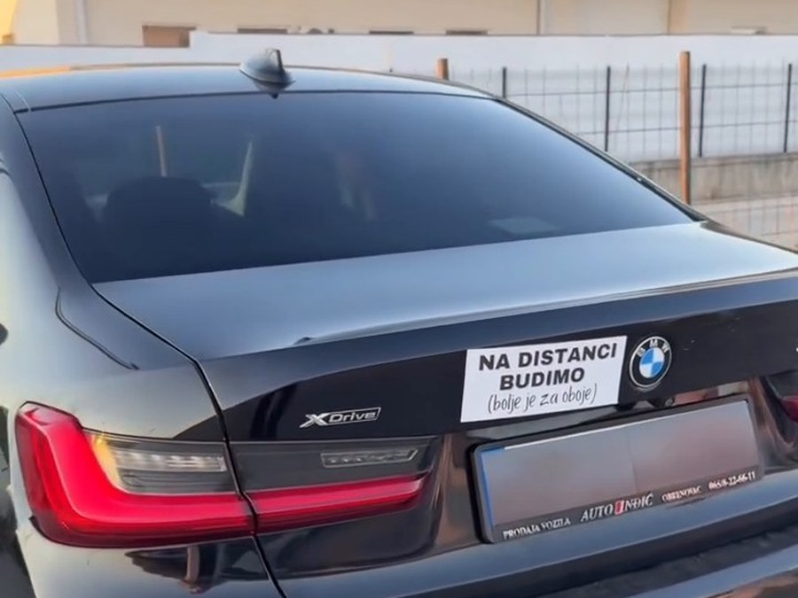 Na distanci budimo (bolje je za oboje) — crna na autu
