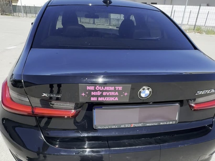 Ne čujem te niš’, svira mi muzika — crna na autu