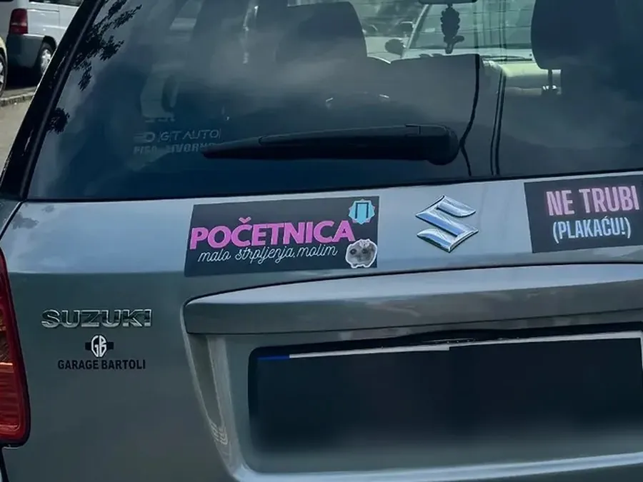 Početnica — malo strpljenja, molim na autu