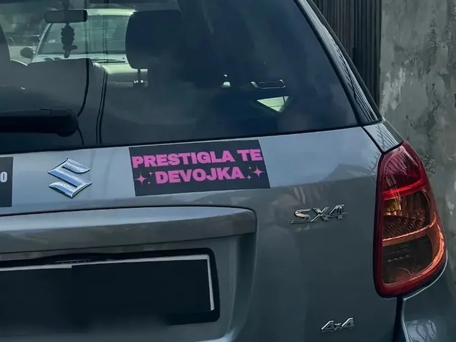 Prestigla te devojka na autu
