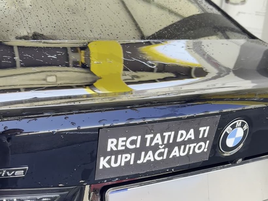Reci tati da ti kupi jači auto! na autu