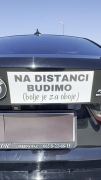 Na distanci budimo — bela