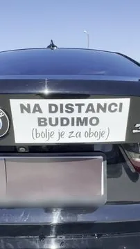 Na distanci budimo — bela