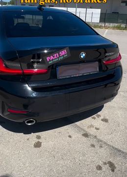 Pazi se! ova mala gazi sve