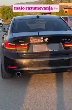Početnica na crnom BMW-u