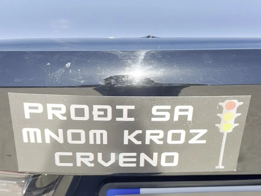Magnetna nalepnica za auto: Prođi sa mnom kroz crveno