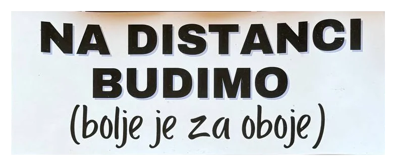 Magnetna nalepnica za auto: Na distanci budimo (bolje je za oboje) — bela
