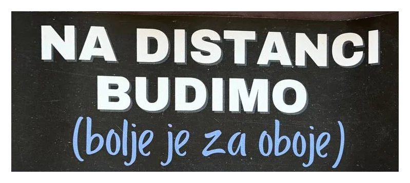 Magnetna nalepnica za auto: Na distanci budimo (bolje je za oboje) — crna