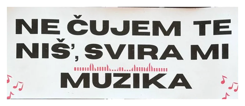 Magnetna nalepnica za auto: Ne čujem te niš’, svira mi muzika — bela