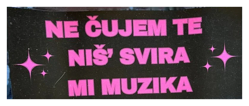 Magnetna nalepnica za auto: Ne čujem te niš’, svira mi muzika — crna