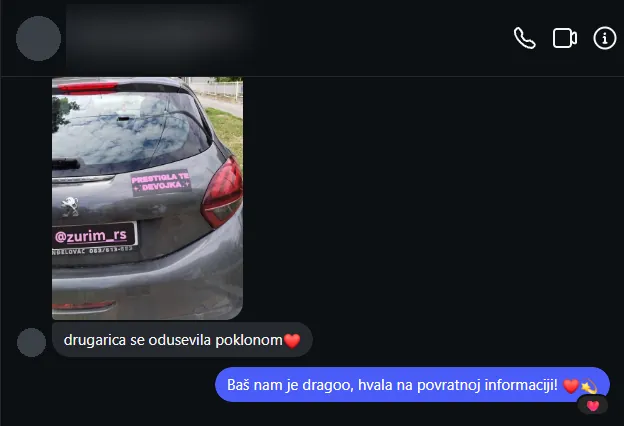 Poruka kupca na Instagramu: Drugarica se oduševila poklonom, tabla „Prestigla te devojka” na autu