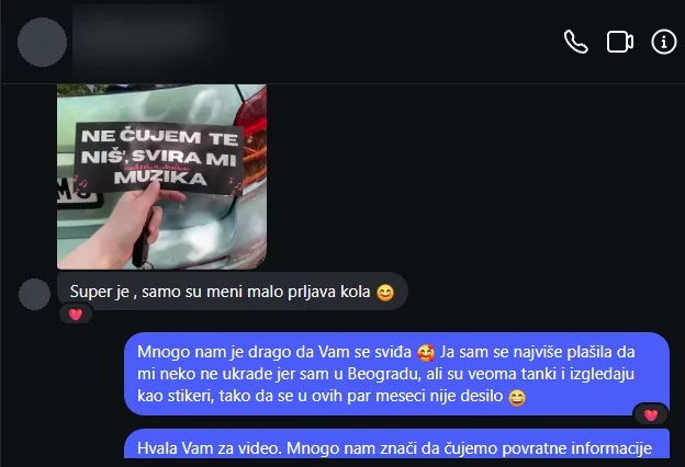 Poruka kupca na Instagramu: Super je! Tabla „Ne čujem te” u ruci